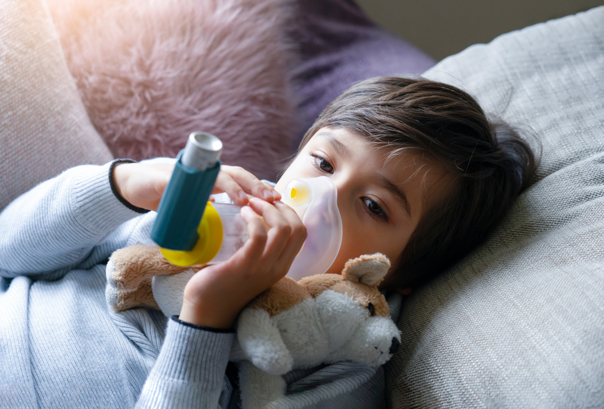 Portrait kid face using volumtic for breathing treatment,Poo